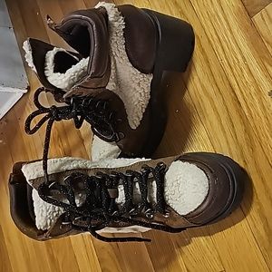 Women's winter heeled boots